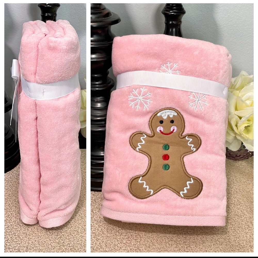 NWT Set of 2 GINGERBREAD MAN/ SNOWFLAKES Bathroom Hand Towels